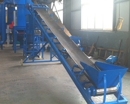 裝車爬坡輸送機(jī).jpg 裝車爬坡輸送機(jī).jpg