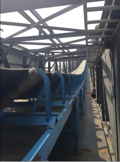 青島樂途行橡膠帶輸送機.jpg 青島樂途行橡膠帶輸送機.jpg